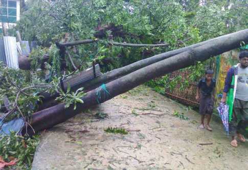 সেন্টমার্টিনে ১১৫২ ঘরবাড়ি ৪ হাজার গাছপালা ২৩টি ট্রলার ক্ষতিগ্রস্ত